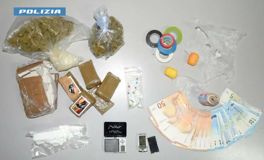 La droga ed i contanti trovati dalla polizia