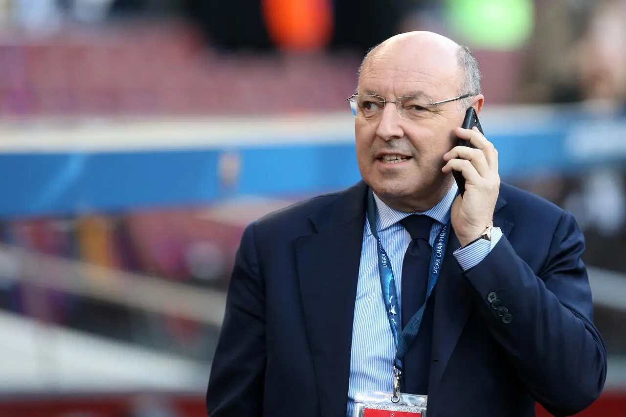 Beppe Marotta al telefono