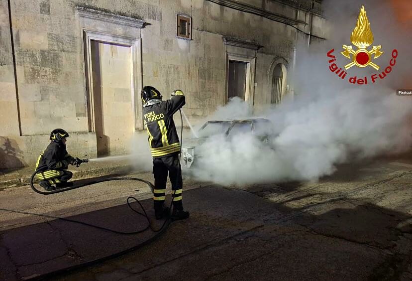 vigili del fuoco spengono incendio auto