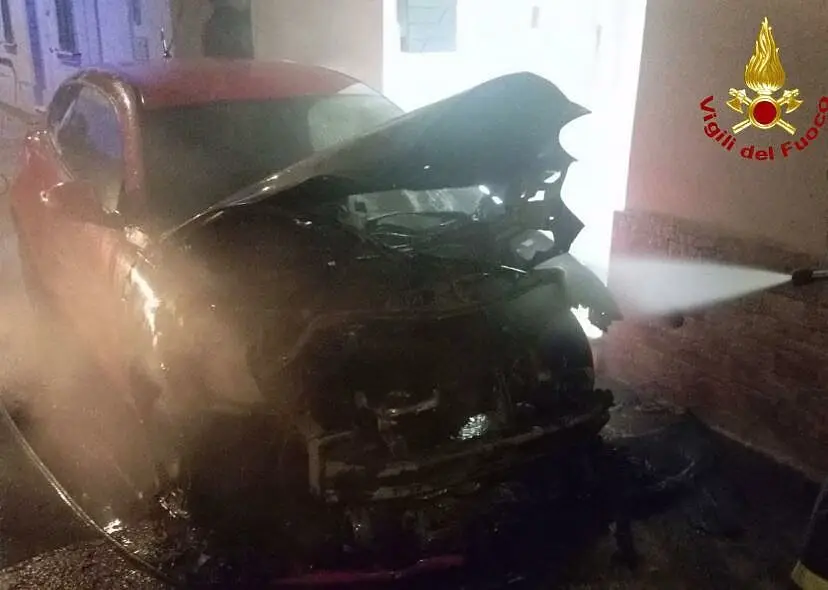 auto distrutta da incendio nel salento