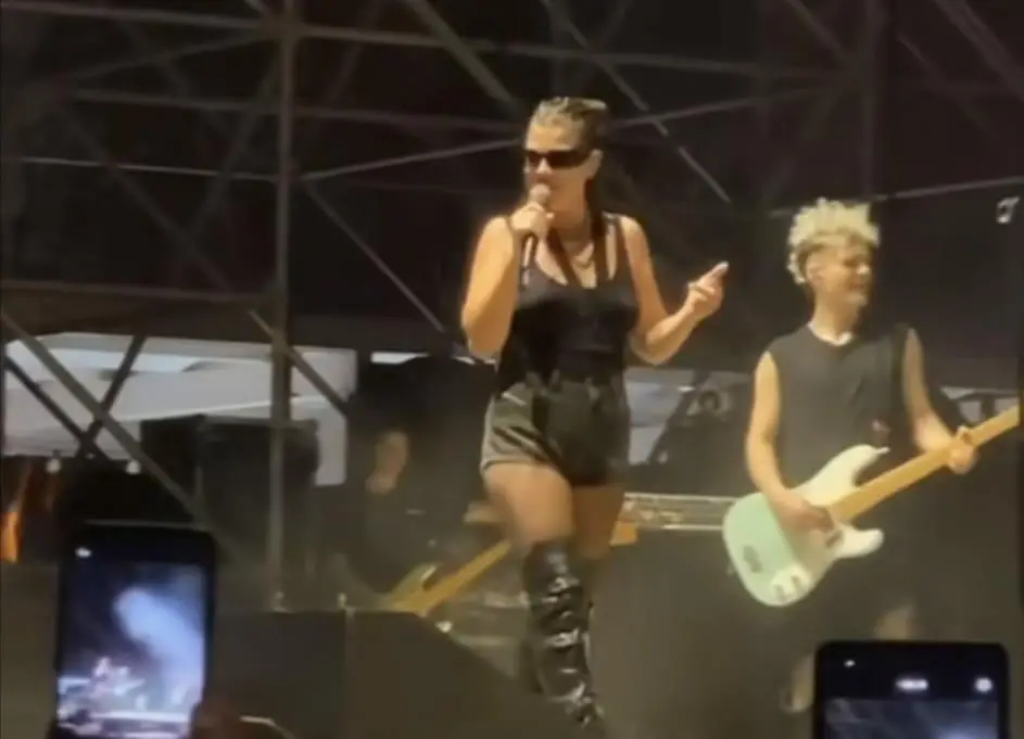 Emma indossa gli occhiali ad un concerto