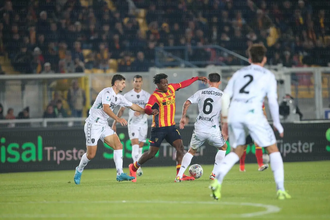 lecce-empoli henderson e dorgu a contrasto