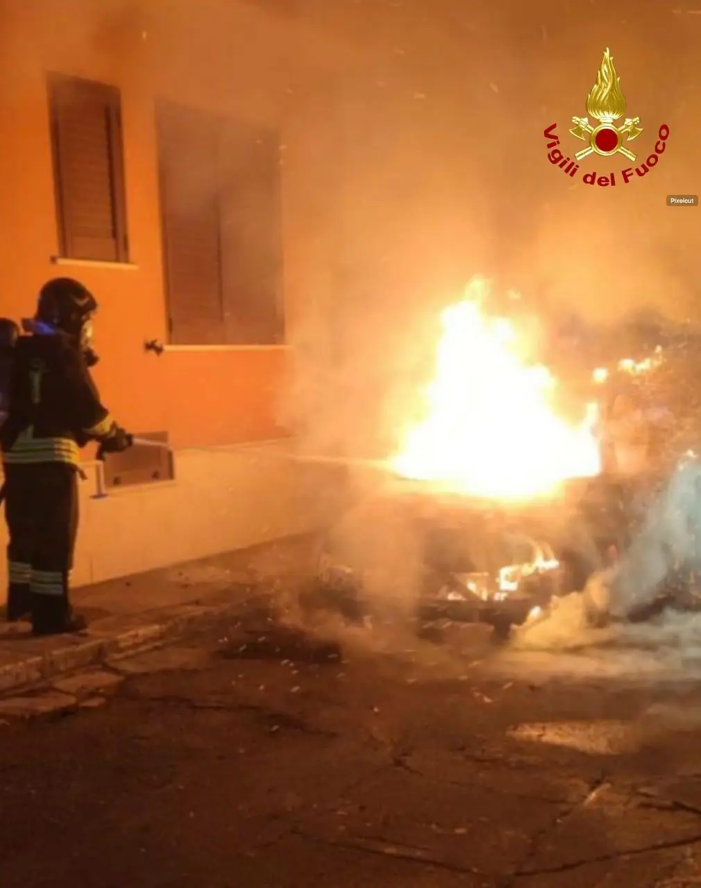 Auto in fiamme