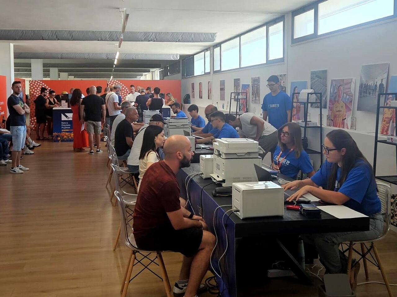 persone rinnovano abbonamento lecce