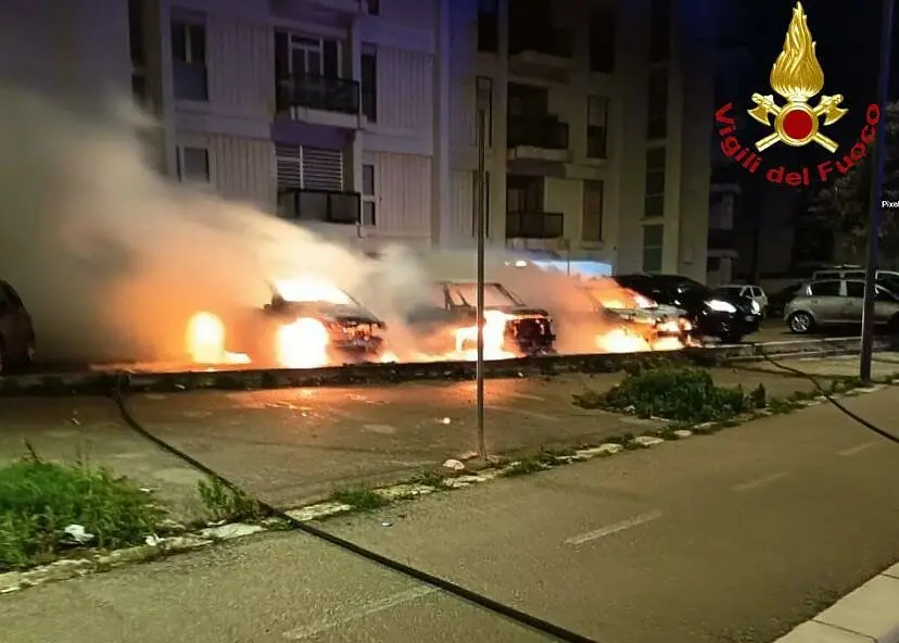 auto a fuoco a lecce