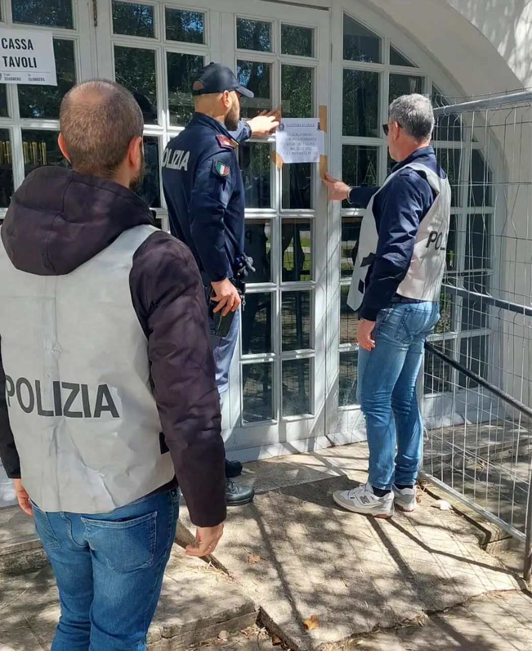 polizia-sigilli-ad-un-locale