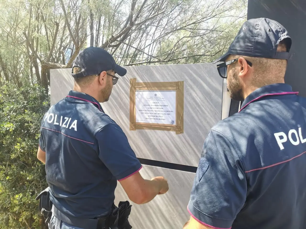 polizia applica i sigilli a gallipoli