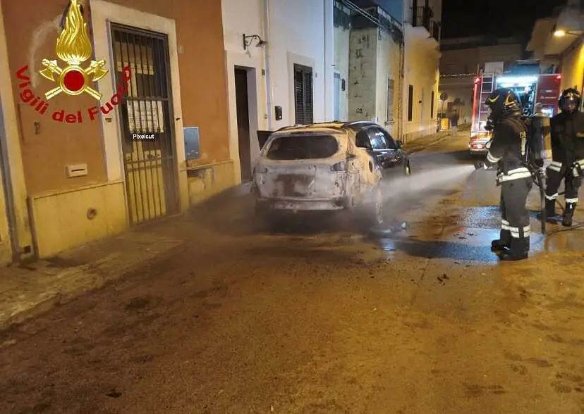 vigili del fuoco spengono incendio a nardò
