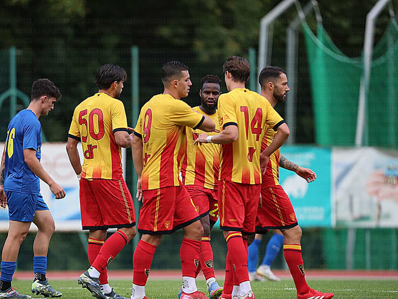 gruppo lecce esulta dopo gol alla carrarese