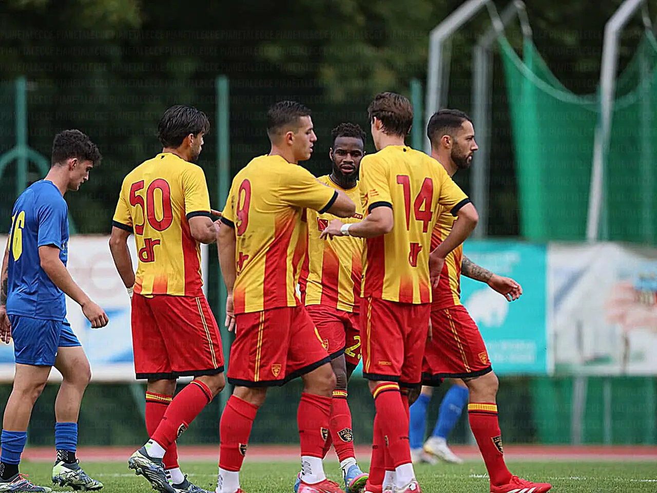 gruppo lecce esulta dopo gol alla carrarese