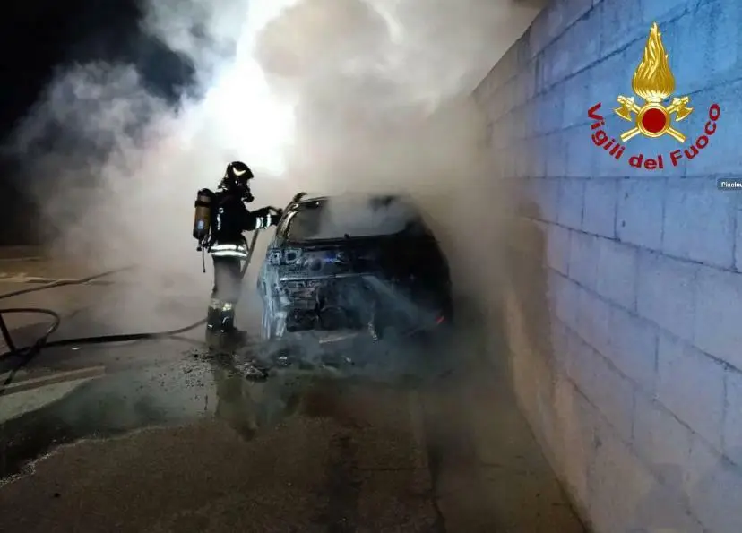 auto in fiamme con intervento dei vigili del fuoco