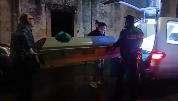 carabinieri trasportano bara