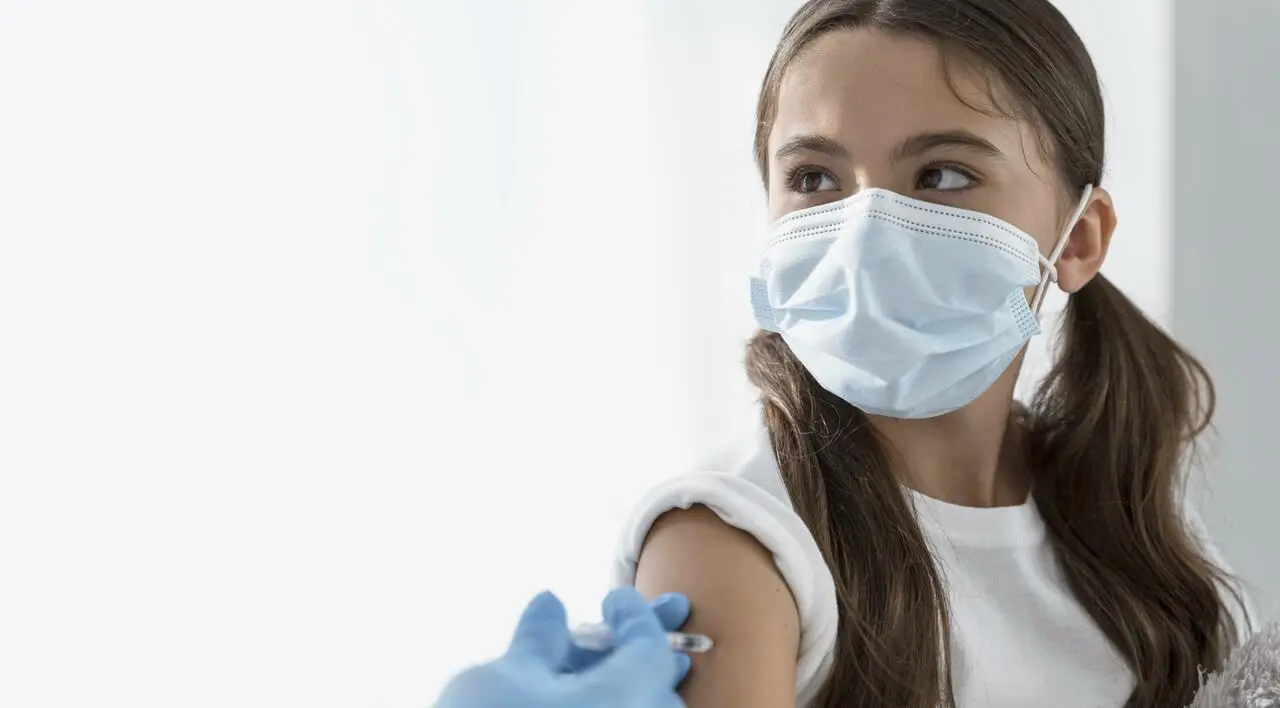 bambina si vaccina