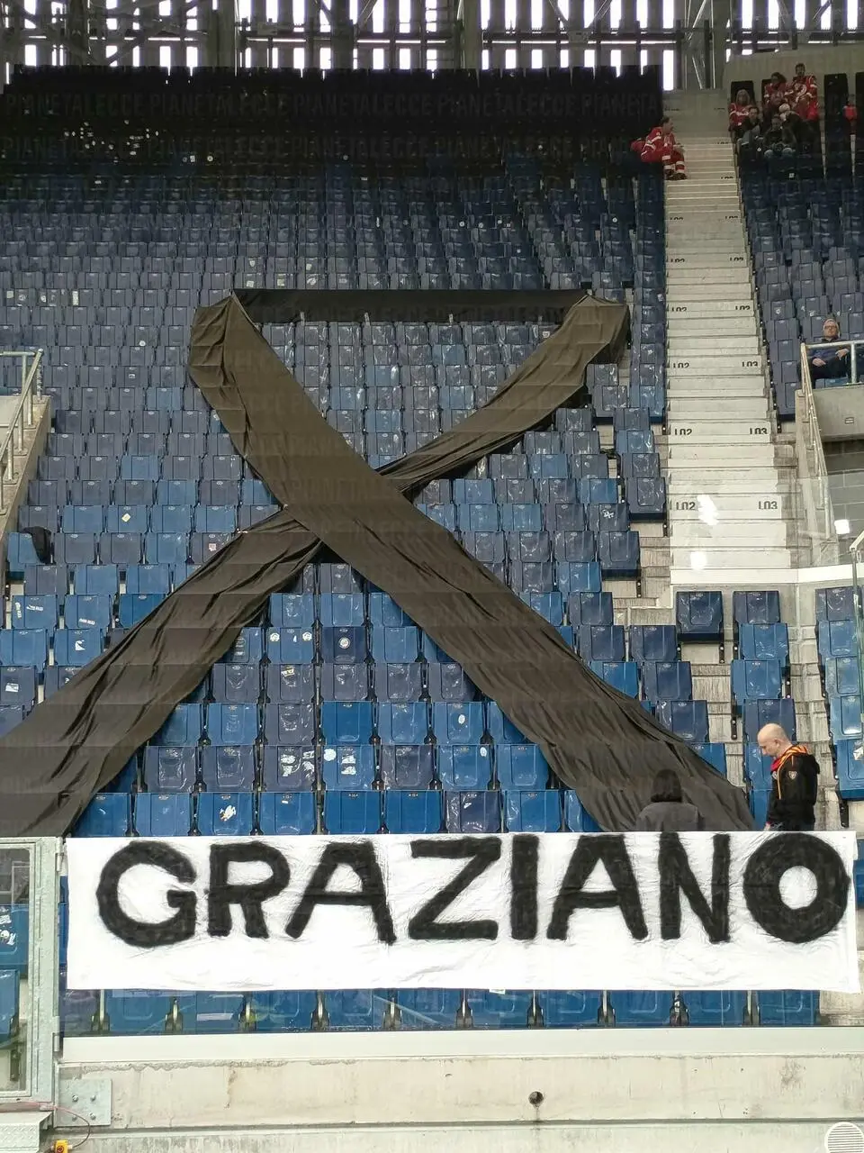 fiocco nero sugli spalti del Gewiss Stadium per Graziano