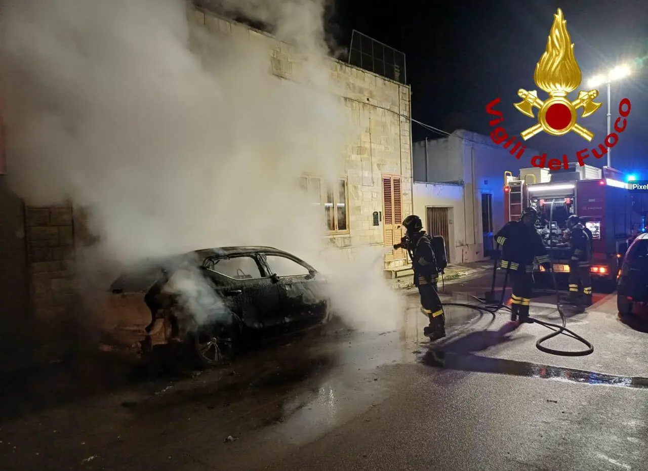 auto incendiata Trepuzzi