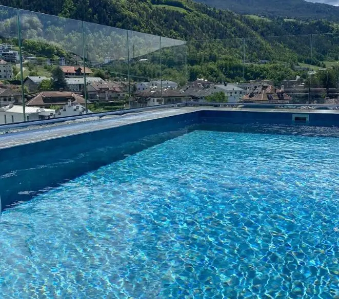 la piscina dell'hotel dominik