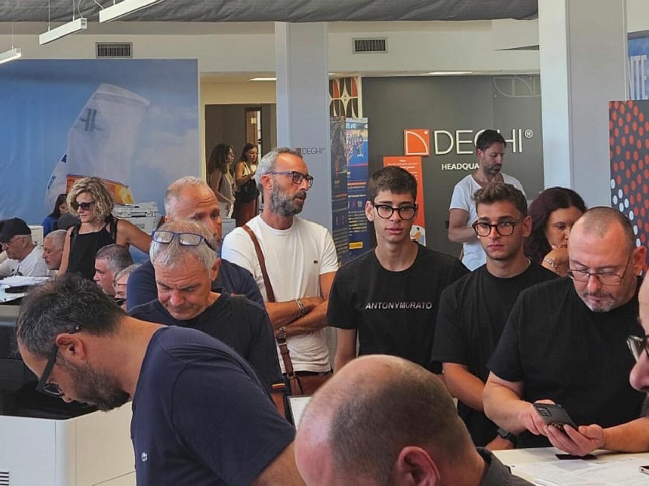 persone rinnovano abbonamento lecce