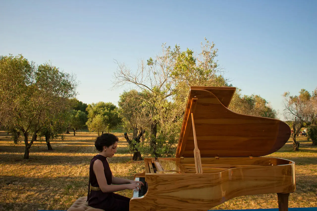 beatrice rana al pianoforte in mezzo agli ulivi