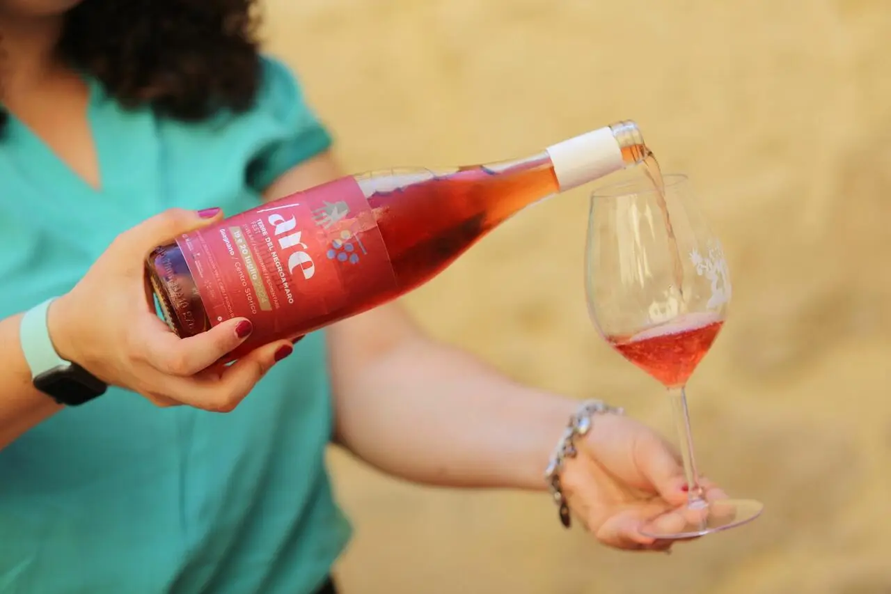 are vino versato in bicchiere