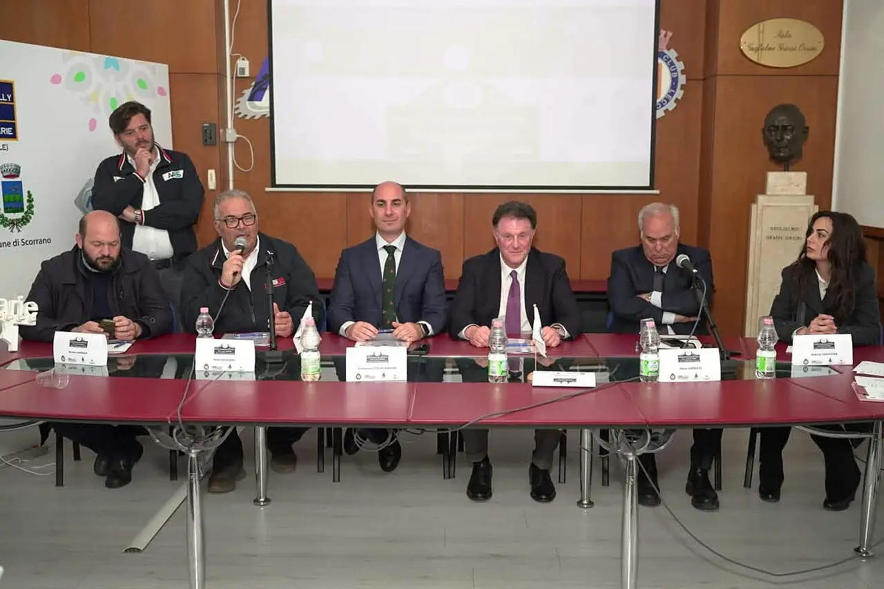 tavolo relatori conf stampa firma protocollo ACI Lecce Scorrano 1 Rally Luminarie 240326