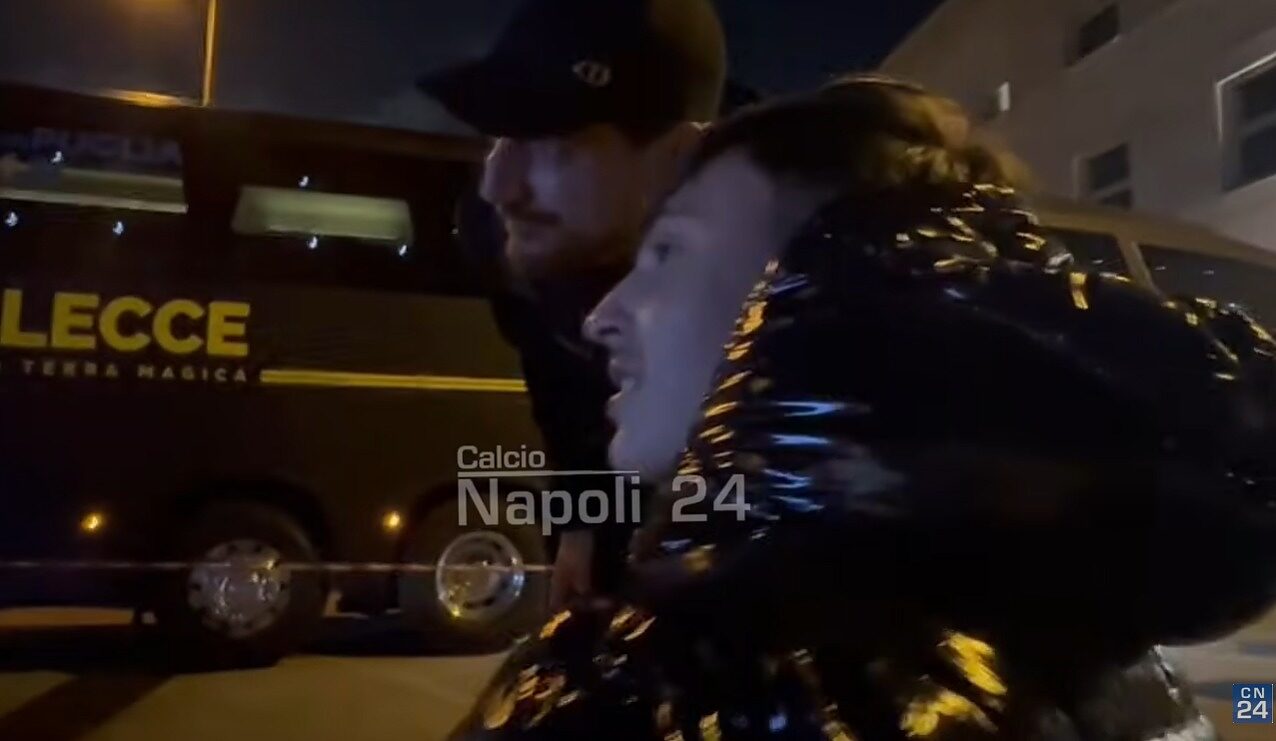 tifosi del napoli chiedono la foto a falcone