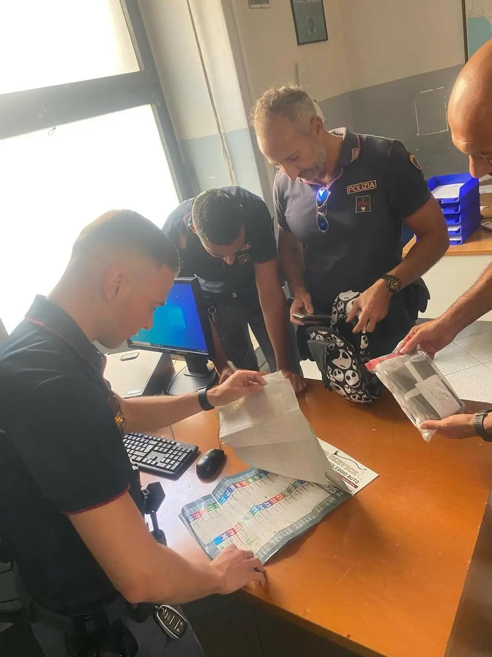 poliziotti in commissariato