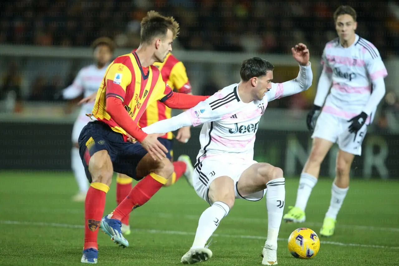 vlahovic affronta pongracic in Lecce-Juventus