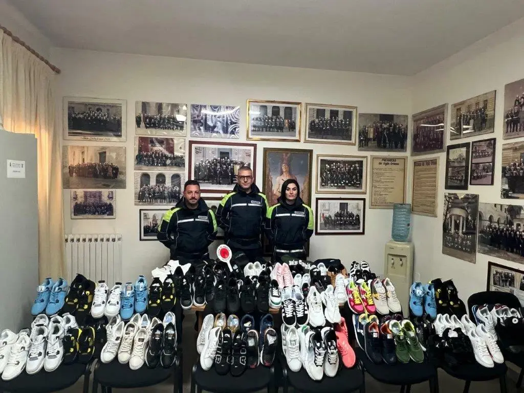 Gli agenti della Polizia locale di Nardò che hanno effettuato il sequestro