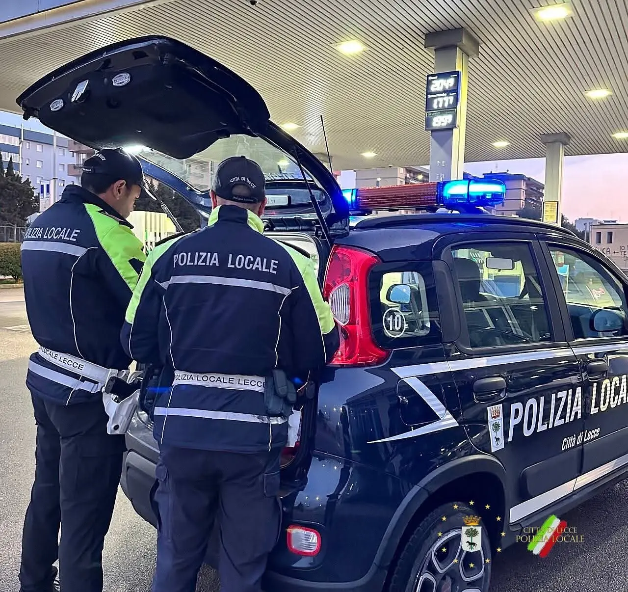 Polizia locale di Lecce durante un controllo alla stazione di servizio