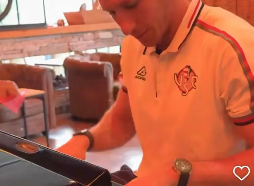 baschirotto suona piano