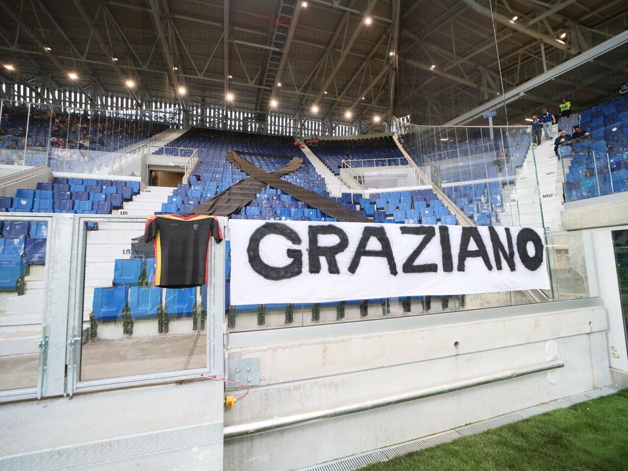 enorme fiocco nero sugli spalti del gewiss stadium