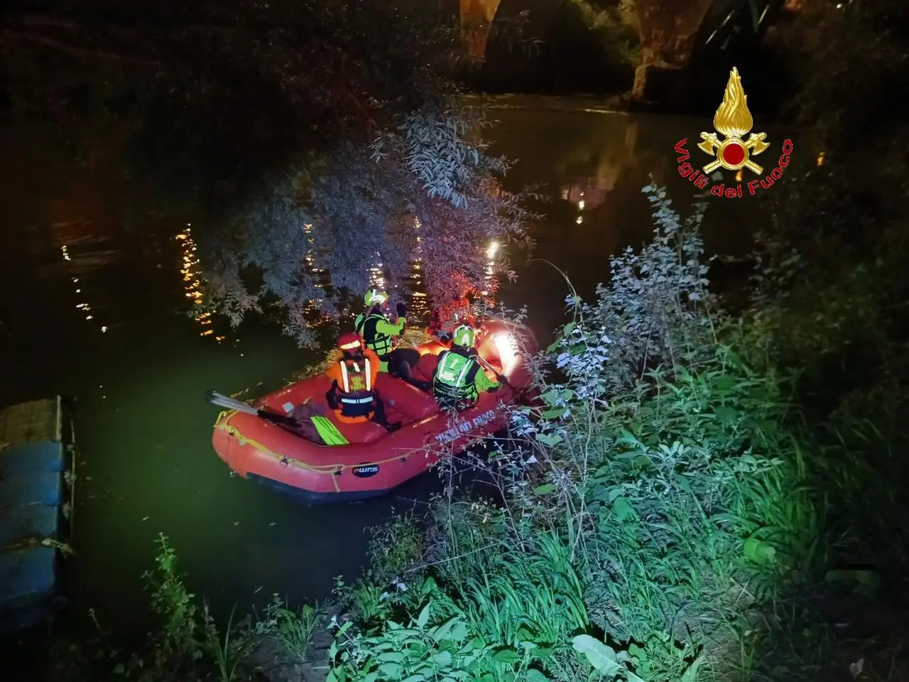 I vigili del fuoco avviano le ricerche del 20enne