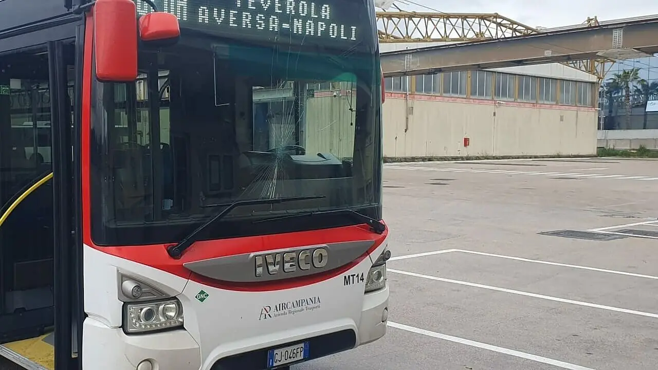 L'autobus dell'Air Campania danneggiato