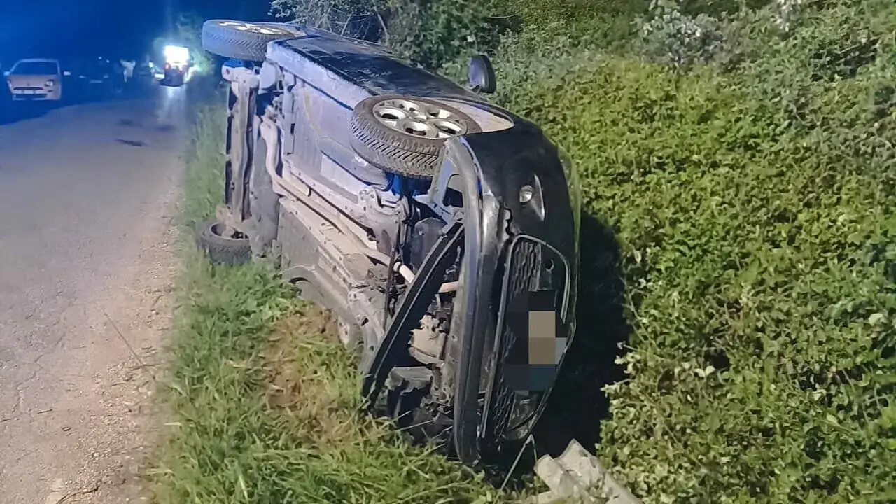 L'auto finita fuori strada