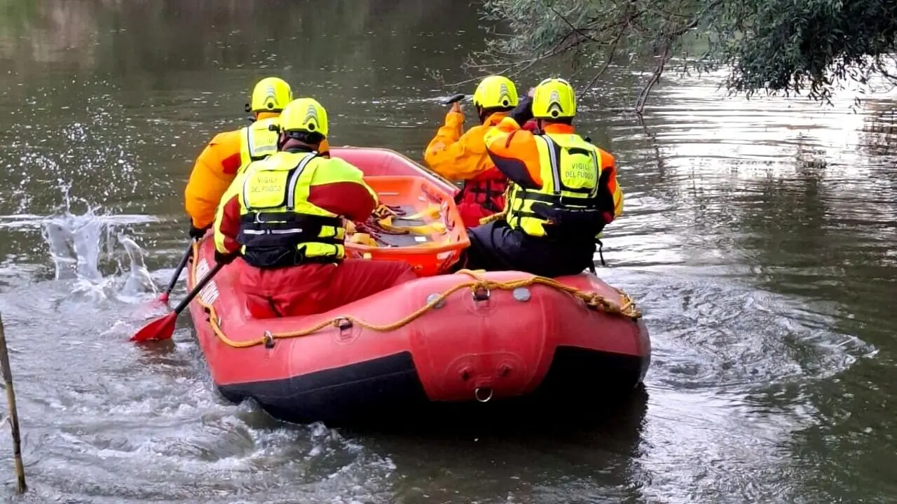 I vigili del fuoco nel fiume Volturno