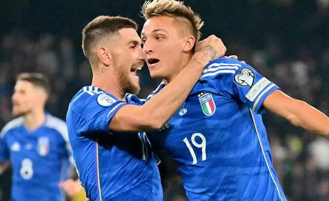 Retegui esulta dopo il goal in Estonia