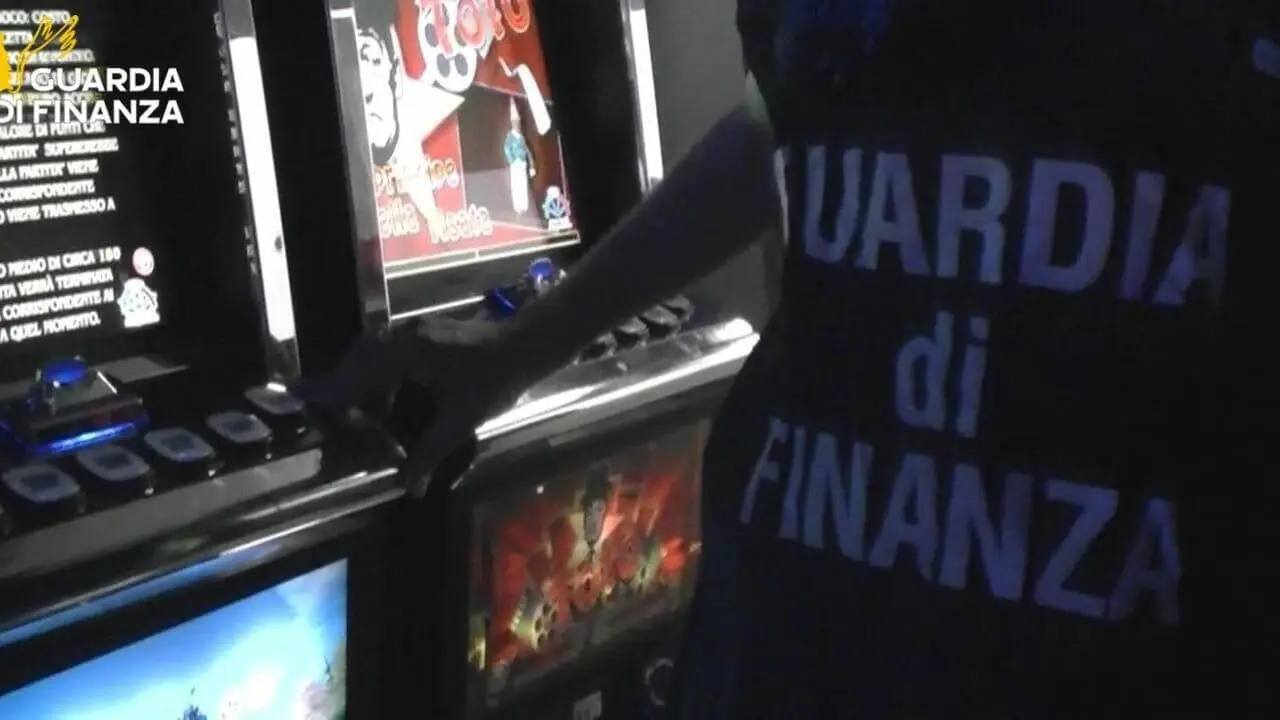 Blitz della Finanza: smantellata una rete