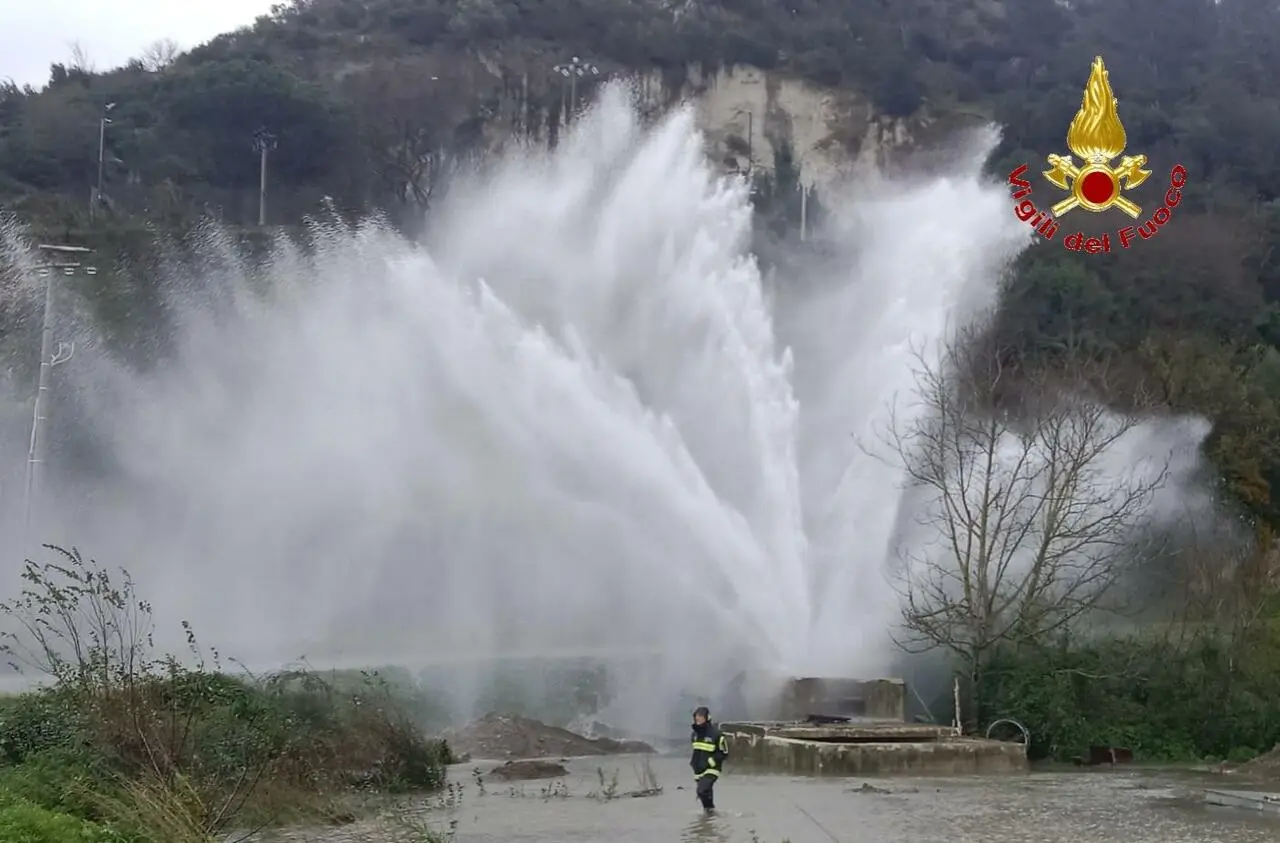 Danni alla condotta idrica: disagi per la circolazione. Vigili del fuoco a lavoro