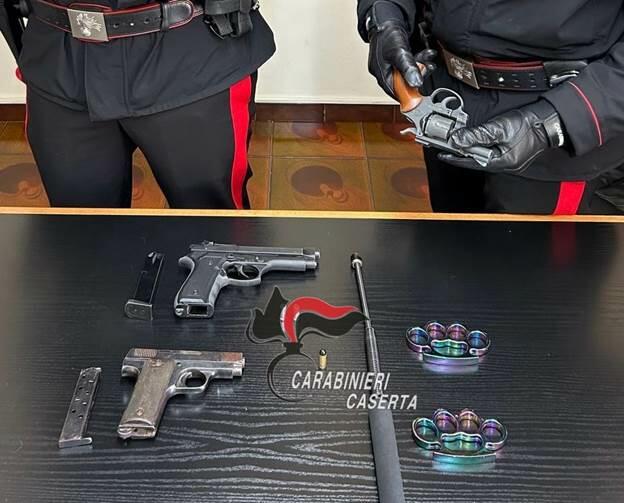 Le armi sequestrate dai carabinieri