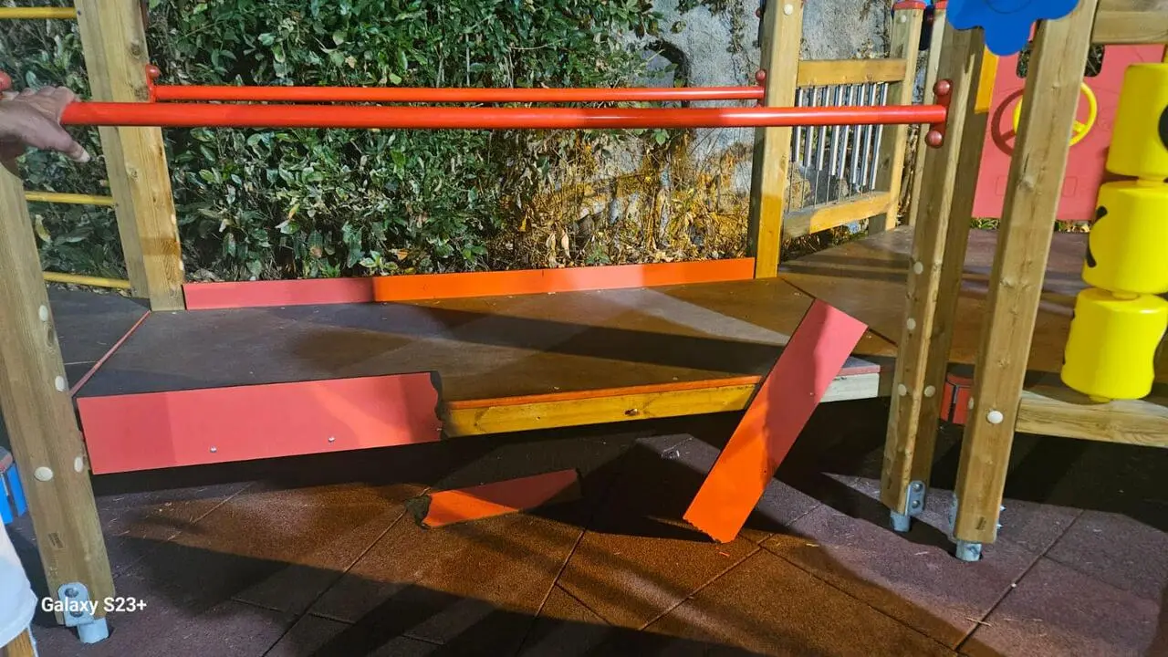 Giostrina danneggiata a Casaluce