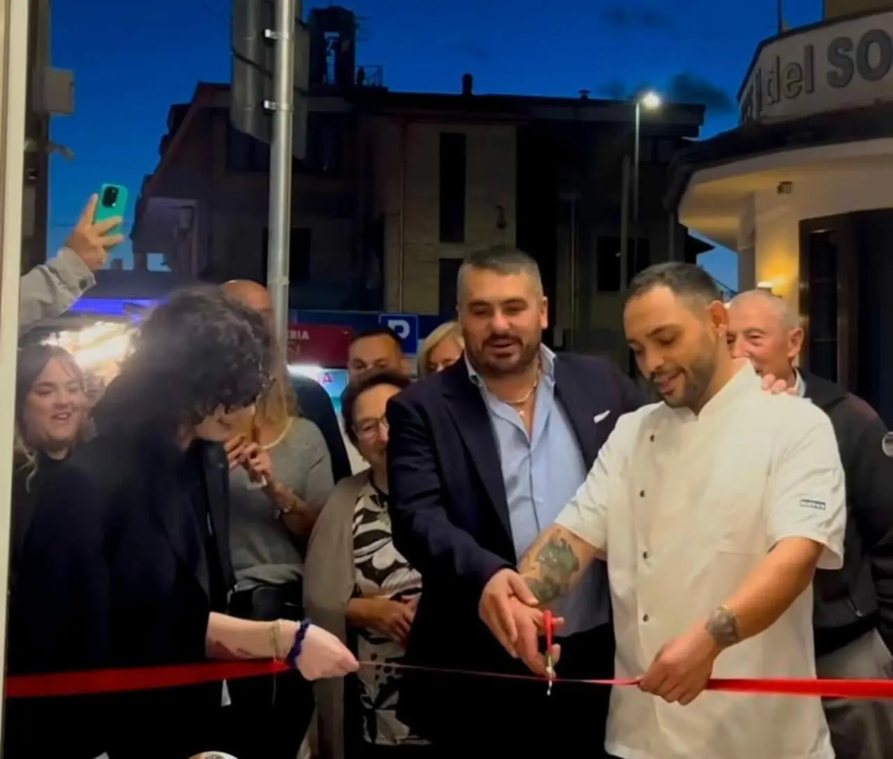 Il sindaco Di Leone durante l'inaugurazione di un esercizio commerciale