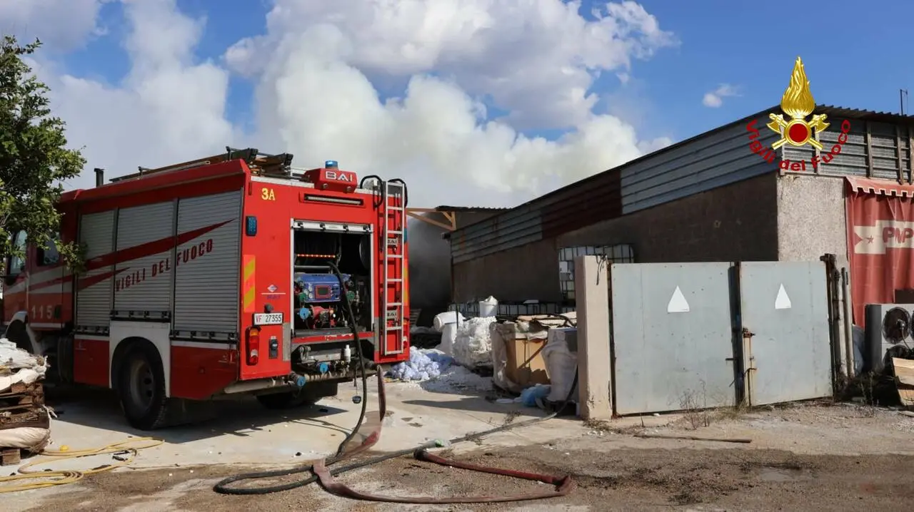 Incendio nel capannone a Mondragone