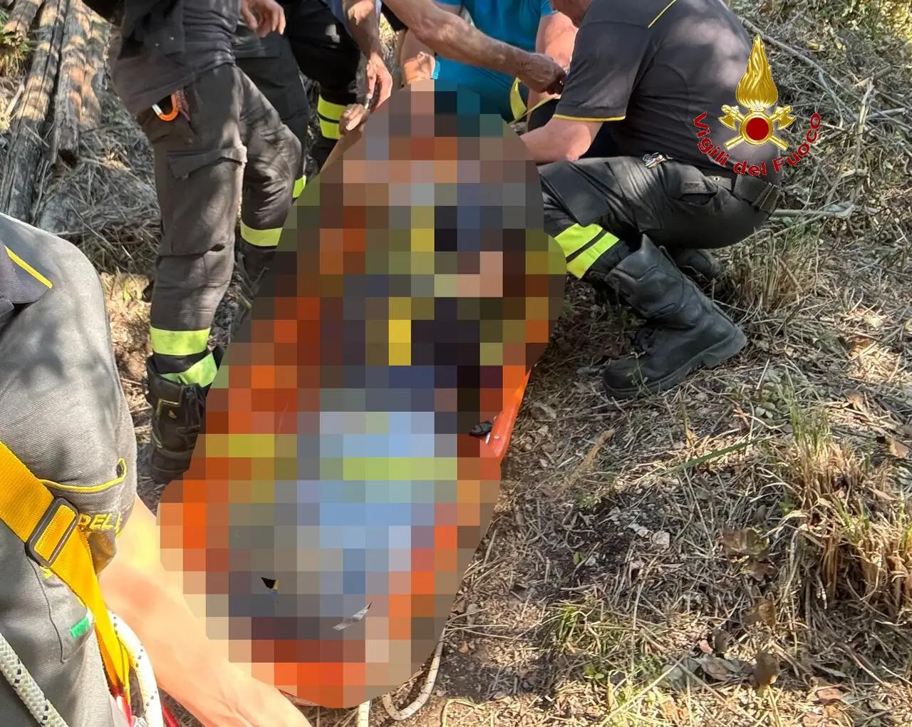 Un momento del recupero della turista da parte dei vigili del fuoco