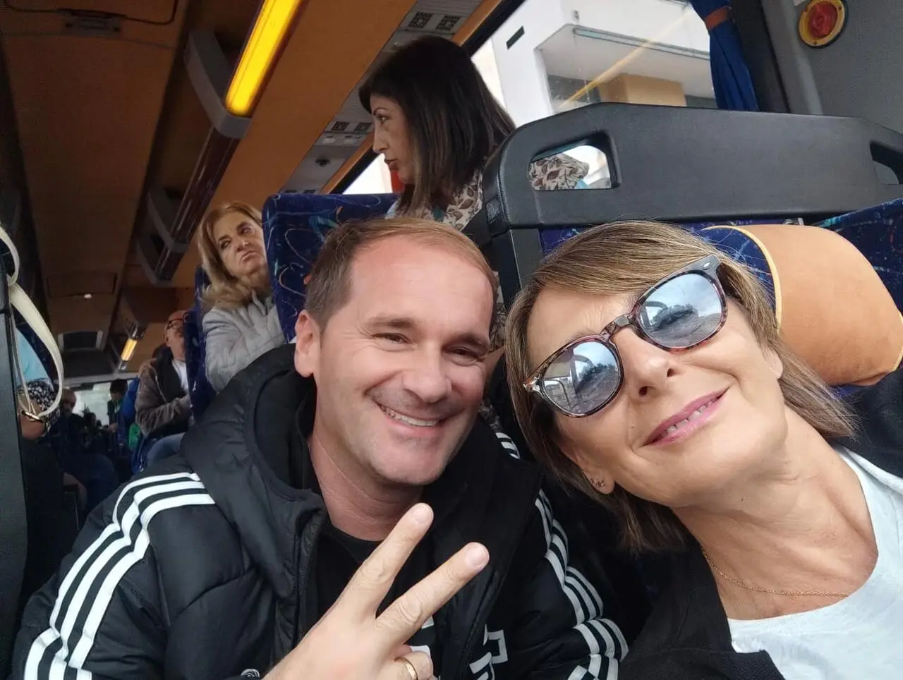 Nella foto il presidente della scuola calcio Gennaro De Lucia e la presidentessa di Sentieri Nuovi, Gerarda Nuzzo