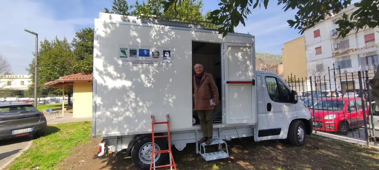 L'assessore all'ambiente Claudio Marone all'interno del laboratorio