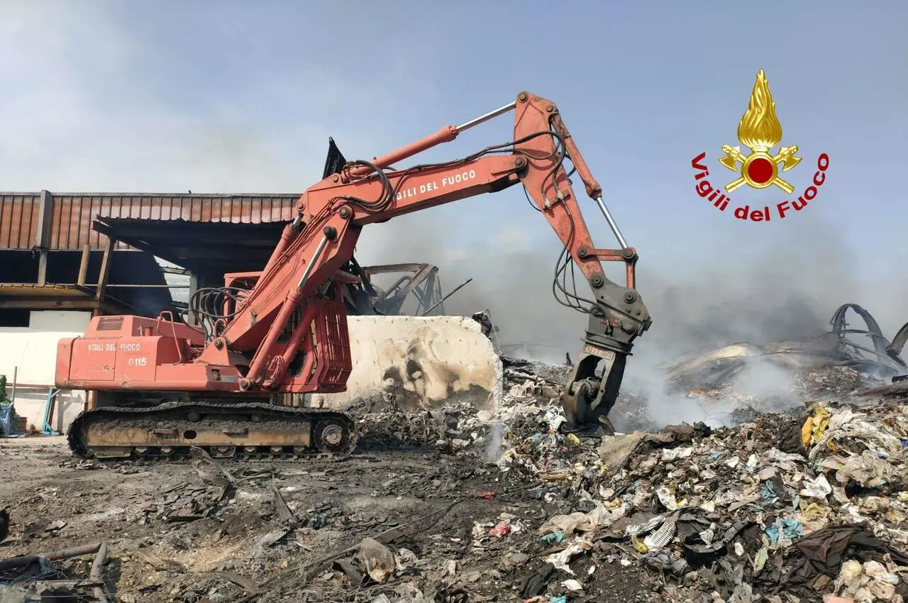 Incendio nell’azienda dei rifiuti