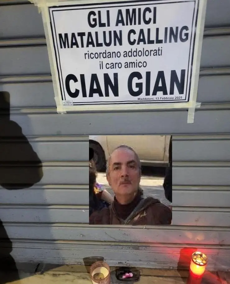 Manifesto e lumini davanti al salone