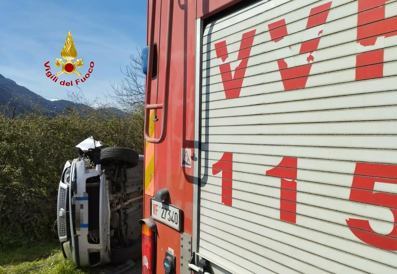 L'auto ribaltata sulla Casilina
