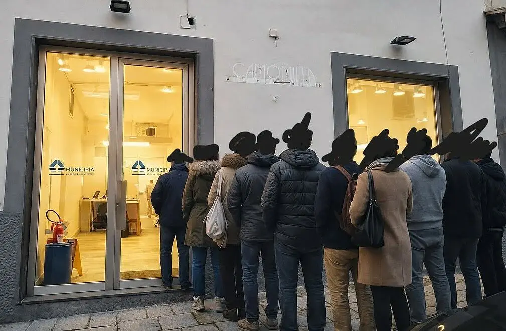 Le lunghe code davanti agli uffici