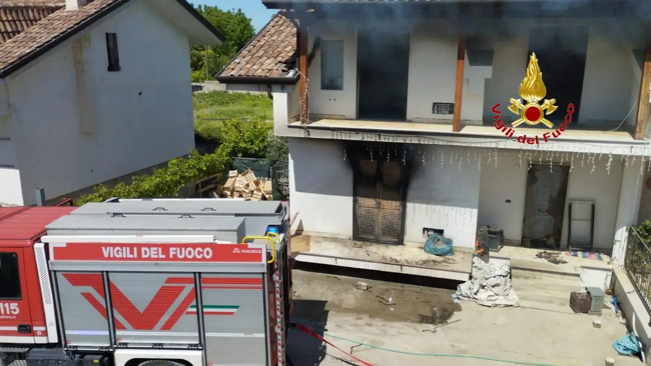 Fiamme a Santa Maria a Vico in zona Figliarini